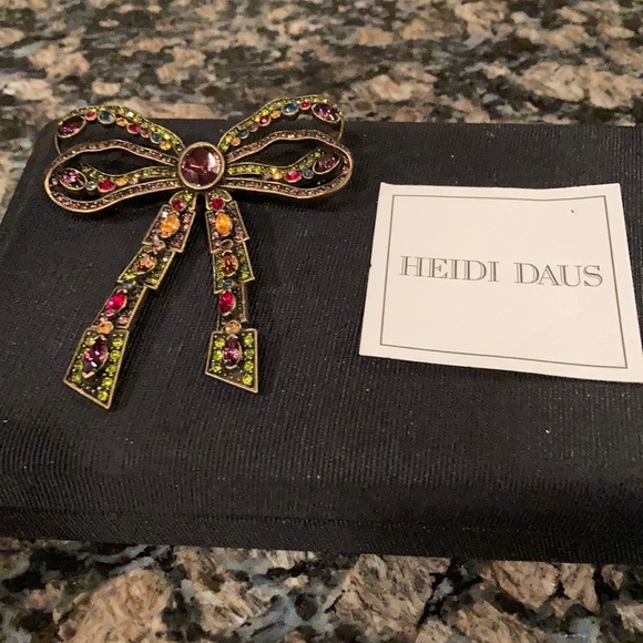 HEIDI DAUS RIBBON BOW PIN
